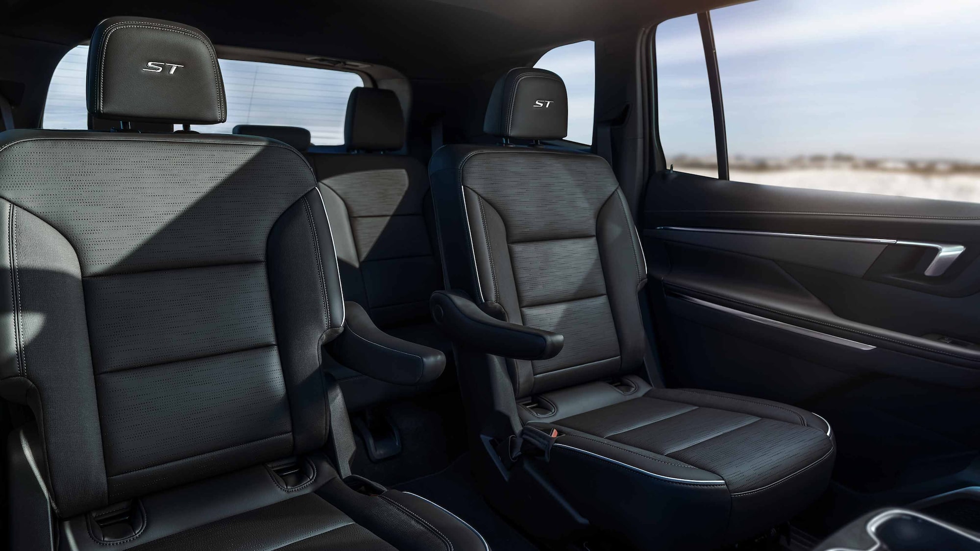 Les sièges arrière d’un véhicule Buick 2027 avec vue sur l’océan par la fenêtre