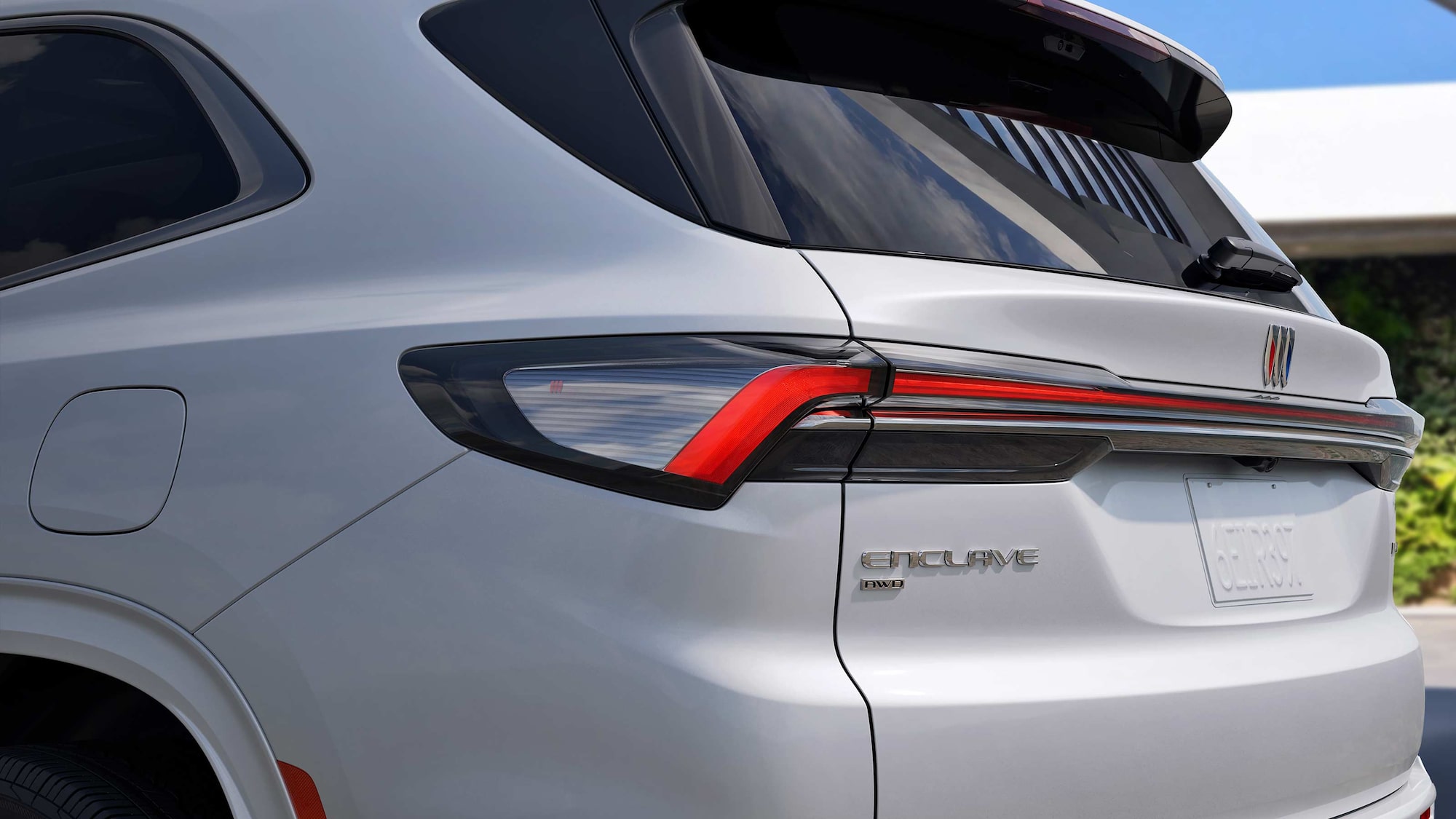 Un gros plan du feu arrière et de l’insigne Enclave sur un VUS blanc Buick Enclave 2027.