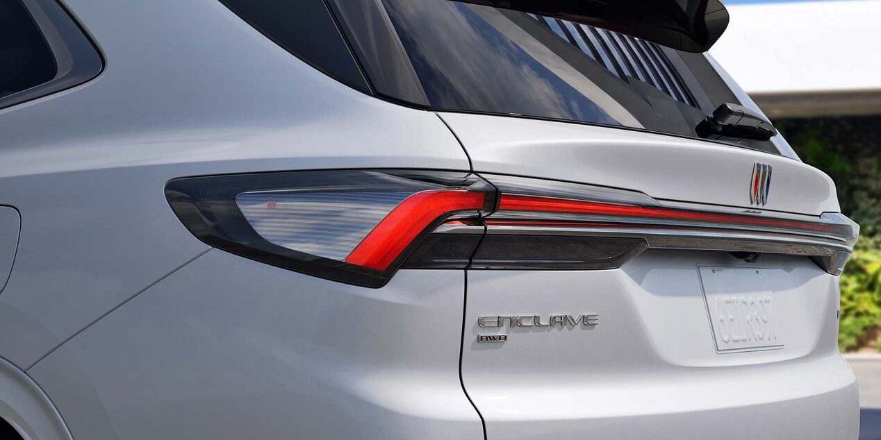 Vue rapprochée des feux arrière de la Buick Enclave 2027.
