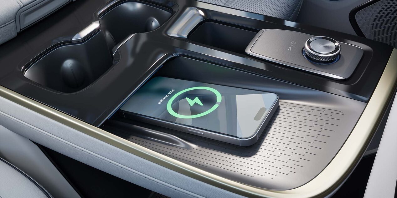 Vue rapprochée d’un téléphone intelligent en charge à l’intérieur de la Buick Enclave 2027.