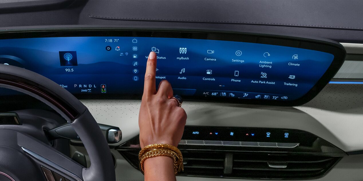 Le doigt d’une personne appuyant sur l’écran d’infodivertissement de la Buick Enclave 2027.