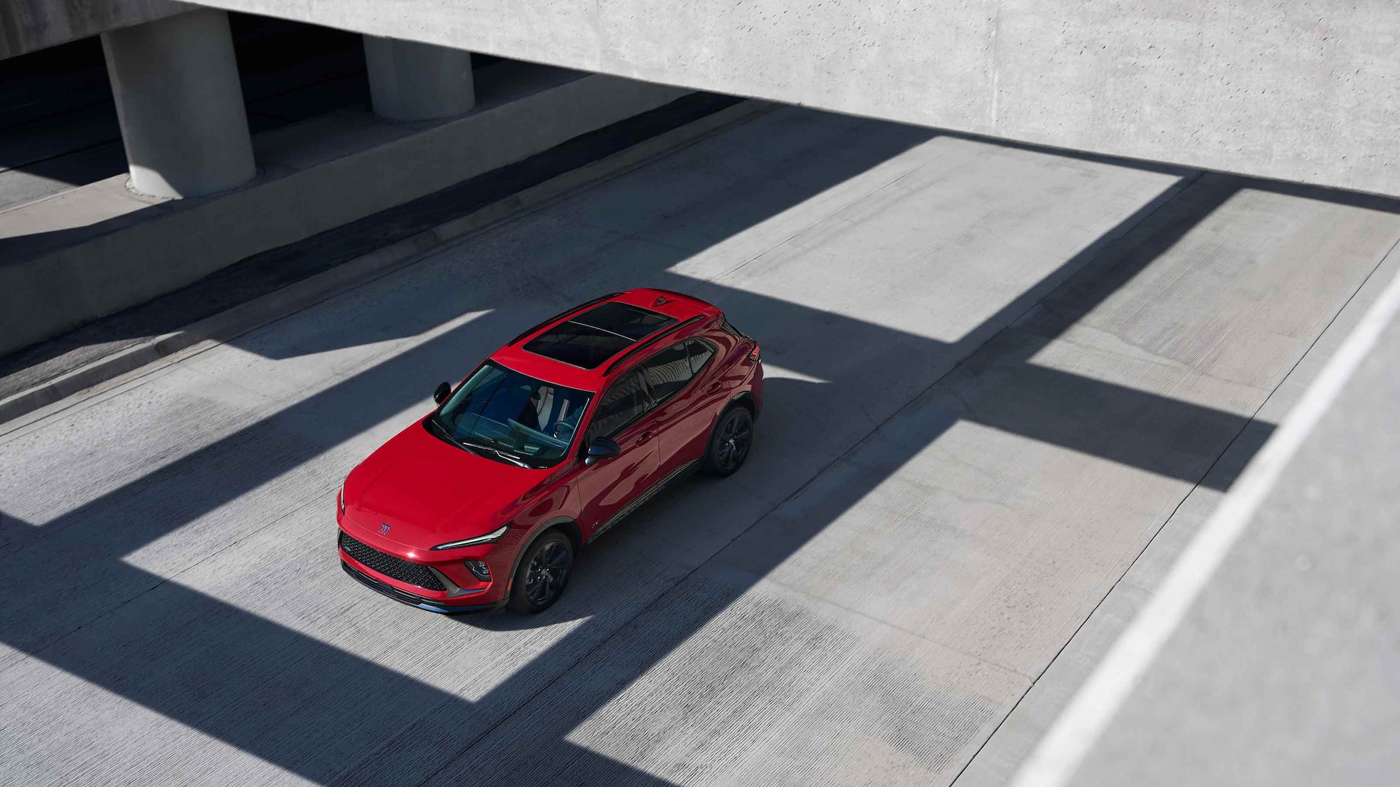 Vue aérienne du Buick Envision 2026 en mouvement seul sur une autoroute.