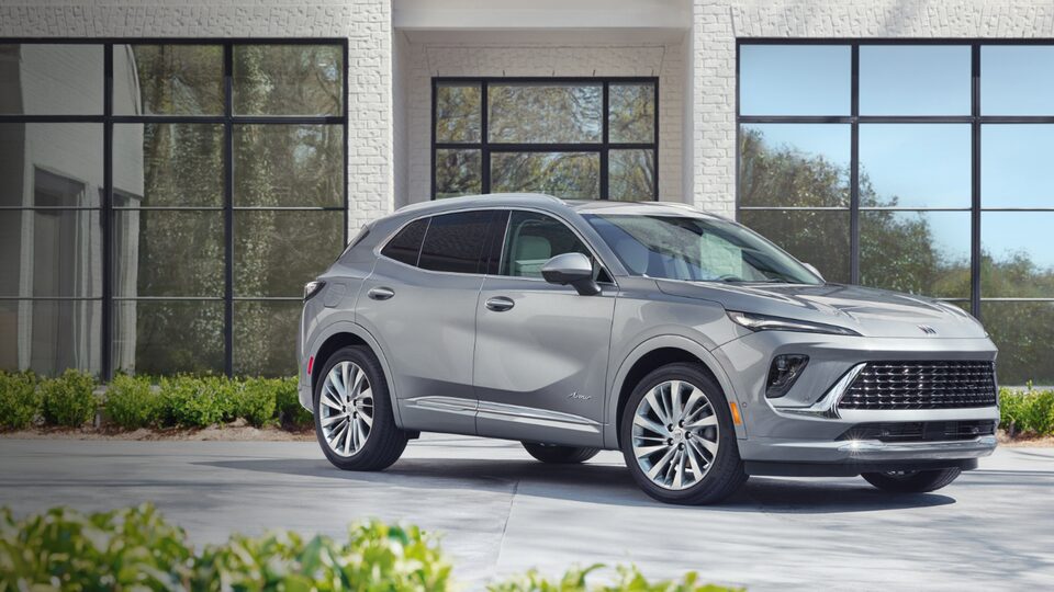 Le Buick Envision 2024 garée près d’un immeuble.