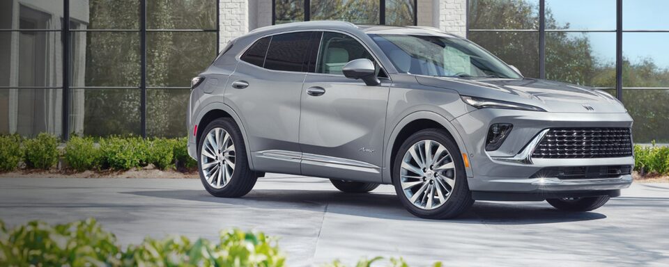 Le Buick Envision 2024 garée près d’un immeuble.