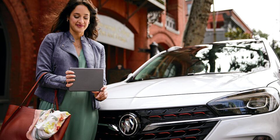 Une personne utilise l’application Buick.