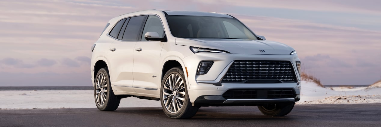 Vue latérale avant du Buick Enclave Avenir 2025 stationné seul sur une plage.