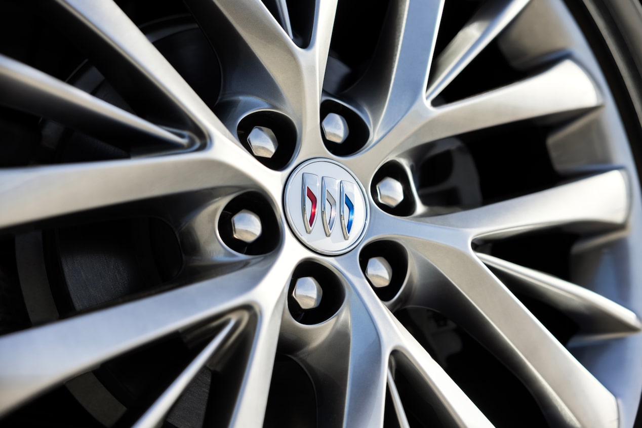 Vue rapprochée des roues en alliage de 20 po du Buick Enclave 2025.
