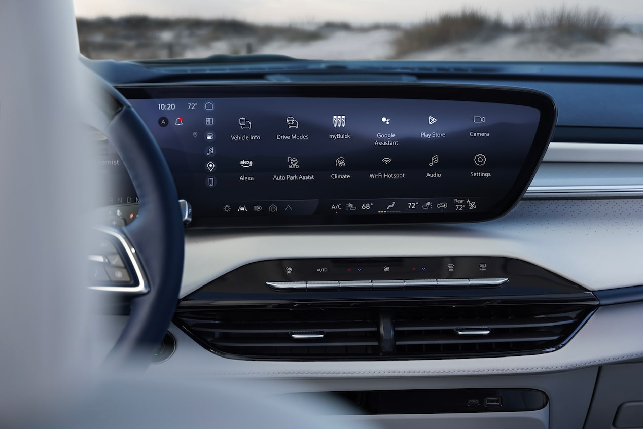 Vue rapprochée de l’écran ultralarge de 762 mm (30 po) en diagonale duBuick Enclave 2025.