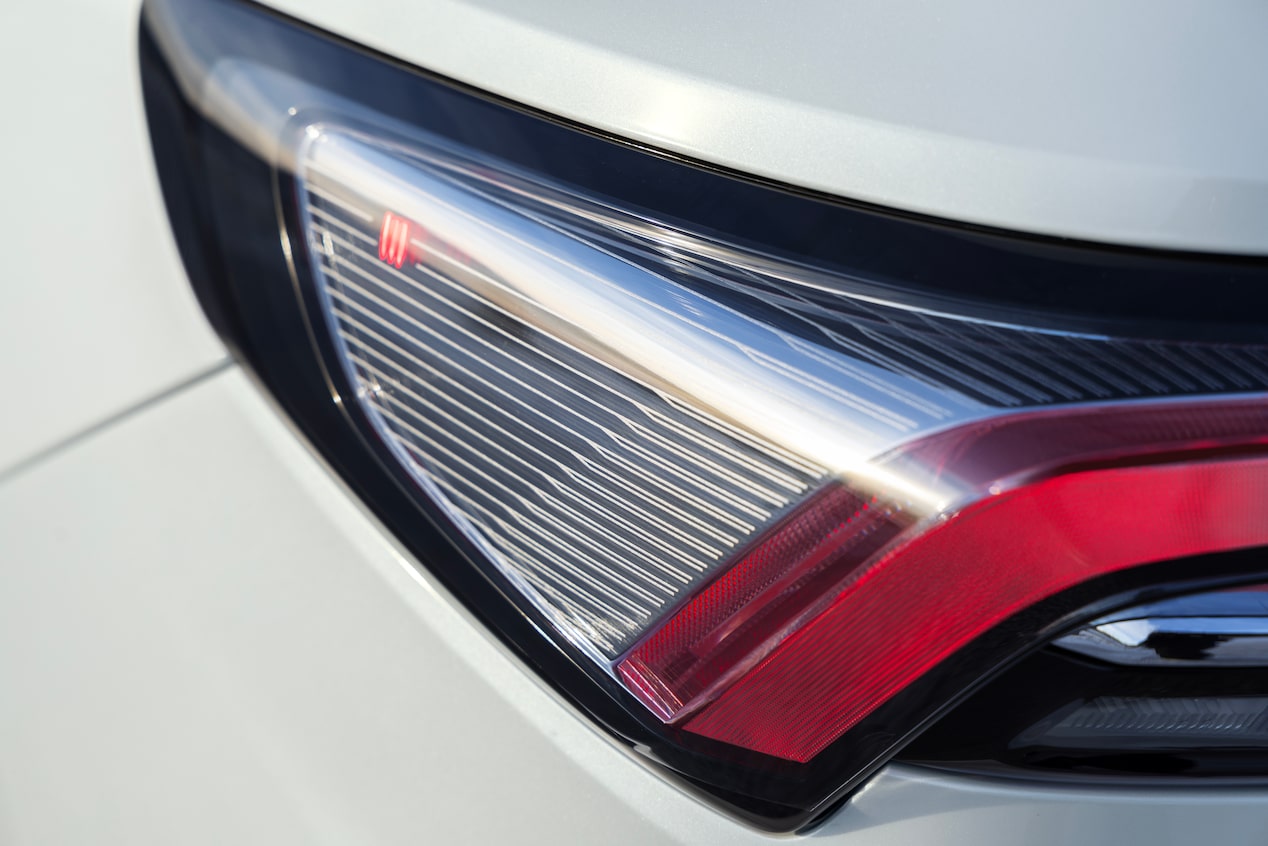 Vue rapprochée des feux arrière uniques du Buick Enclave Avenir 2025.