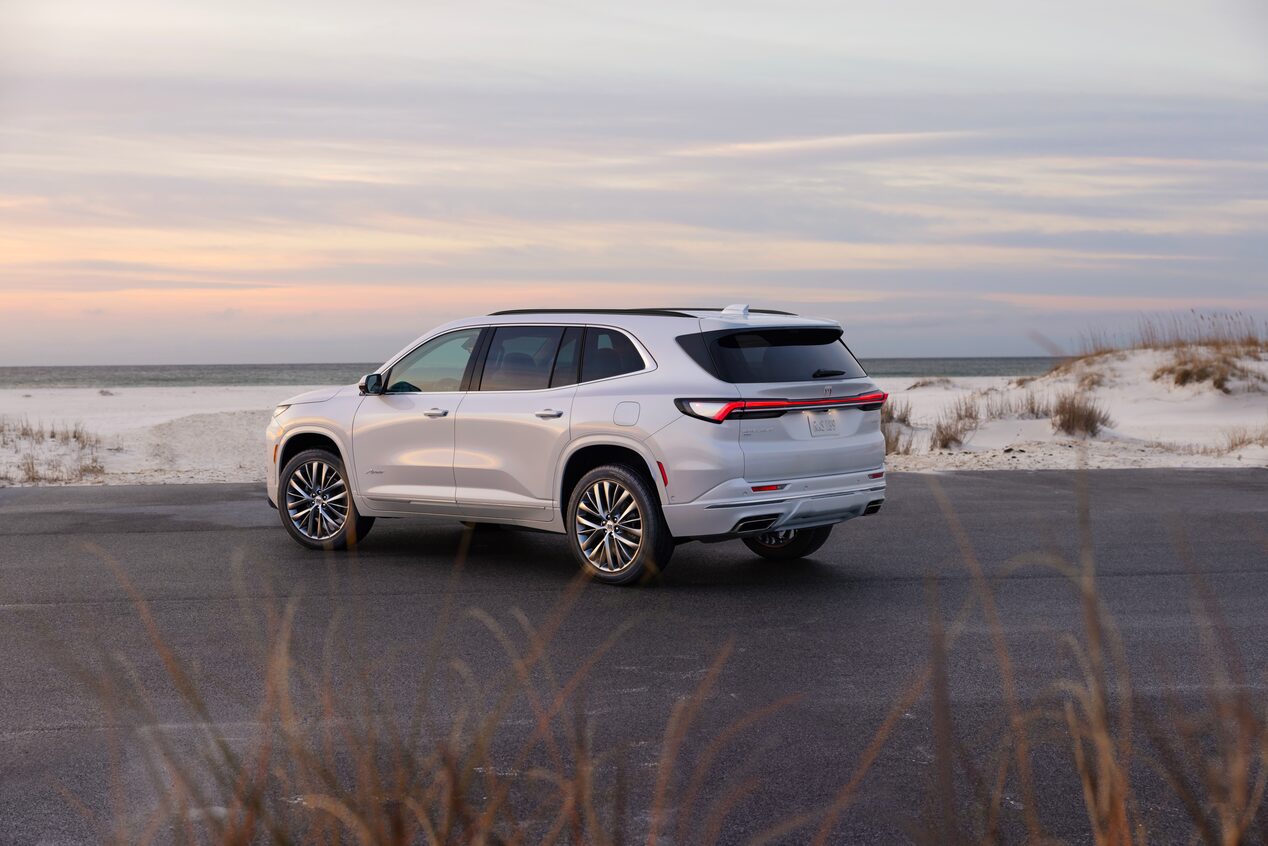 Vue latérale arrière du Buick Enclave Avenir 2025 stationné seul sur une plage.