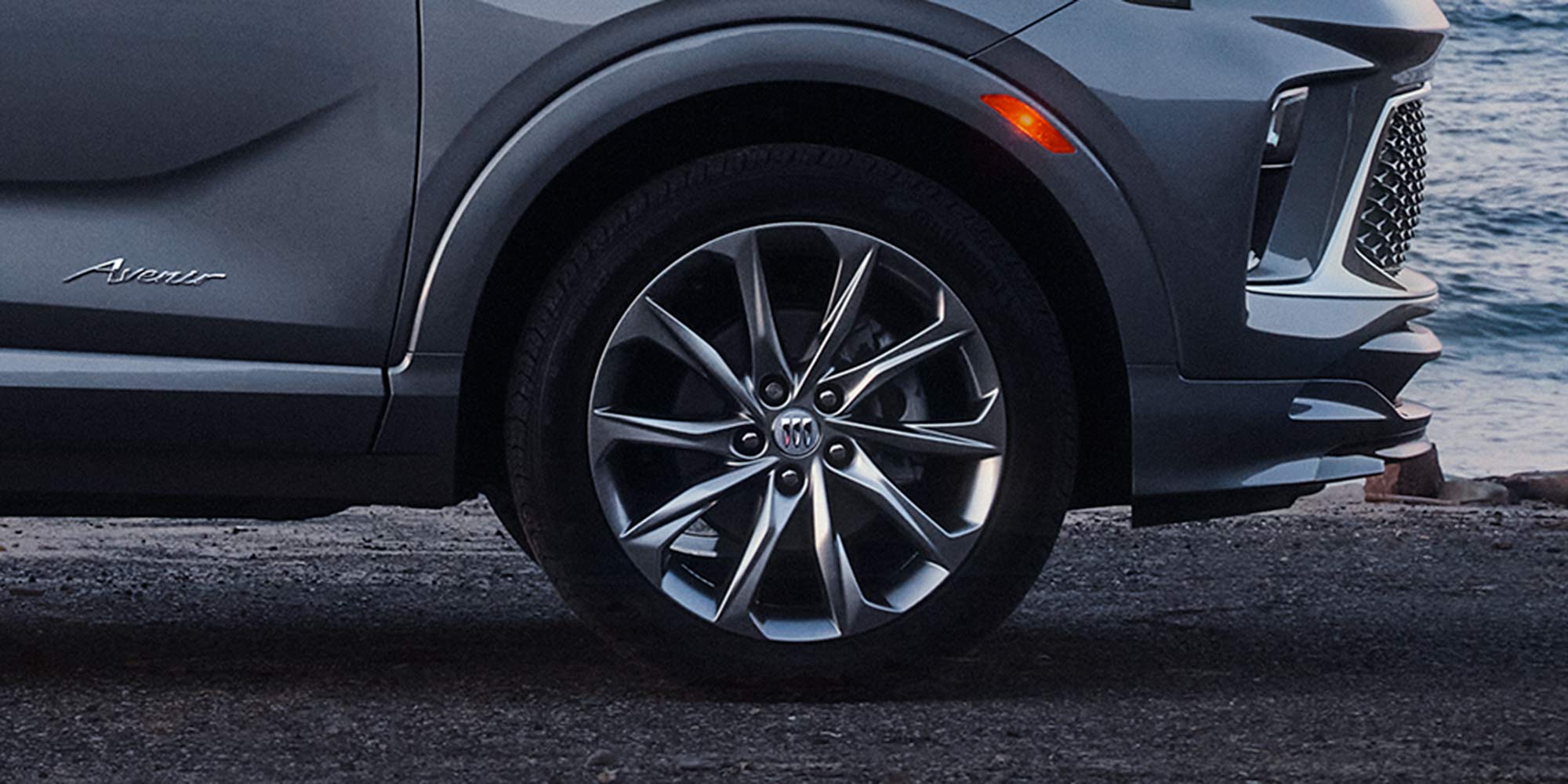 Profile View of the Tire and Rim on the Buick SUV Avenir Trim