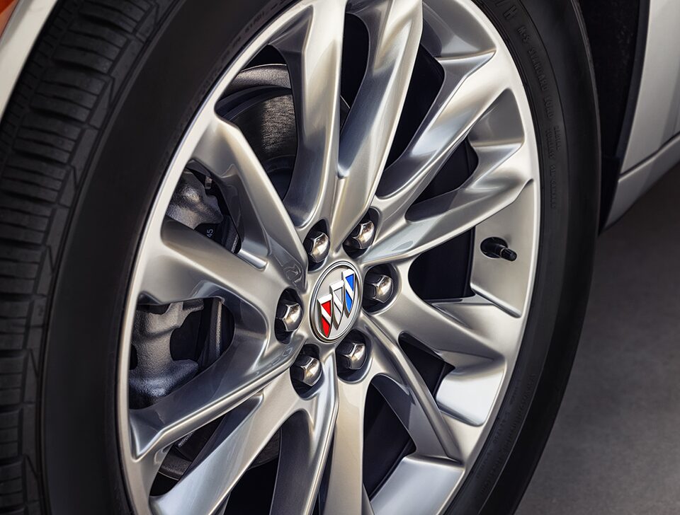 Vue rapprochée des roues haut de gamme du Buick Avenir 2023.