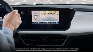 Vue rapprochée de l’écran du système d’infodivertissement du Buick Encore GX Avenir 2026 affichant une vue de caméra.