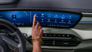 Un gros plan de l’écran d’infodivertissement Buick 2027 montrant la navigation et les icônes de l’application