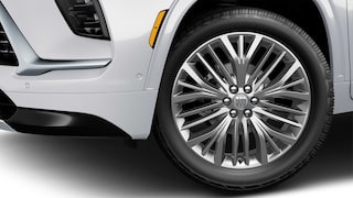 Vue rapprochée d’une roue Buick 2027 avec finition chromée et du logo Buick Tri-Shield 2027