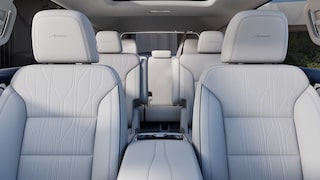 Vue rapprochée d’un siège d’auto en cuir blanc perforé de la Buick Enclave Avenir 2027.
