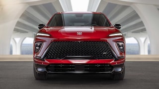 Vue de face d’un VUS Buick rouge 2027 avec une grande calandre noire et des phares à DEL élégants